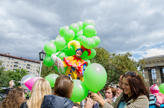 Новосибирск отметил День строителя от души. Как погуляли горожане на празднике? ФОТООТЧЕТ 8