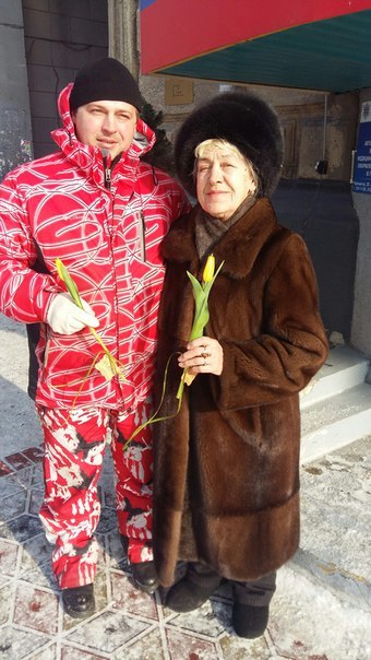 Новосибирские цветочники поддержали День доброты дарением цветов прохожим 1