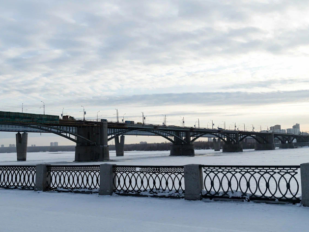 Новое дорожное покрытие уложат на Октябрьском мосту в Новосибирске