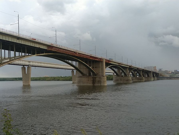 Власти назвали сроки открытия всех полос Октябрьского и Димитровского мостов