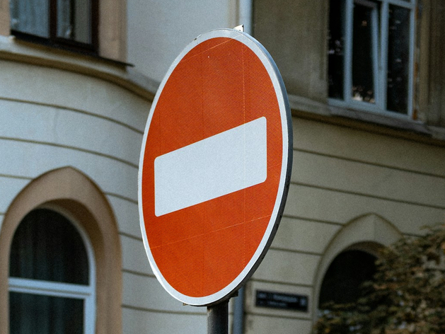На двух улицах в центре Новосибирска запретили проезд из-за ремонта теплотрассы